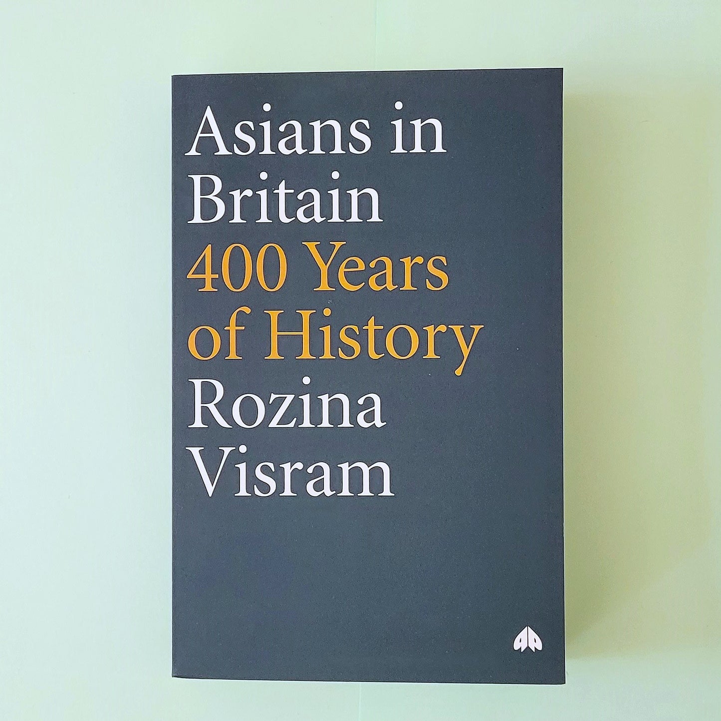 Asians in Britain: 400 Years of History - Rozina Visram